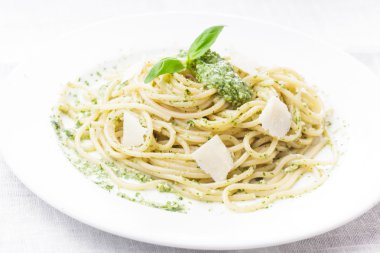 Spagetti yeşil pesto ile