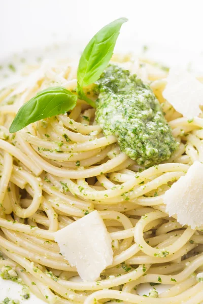 Spaghetti z zielonym pesto — Zdjęcie stockowe