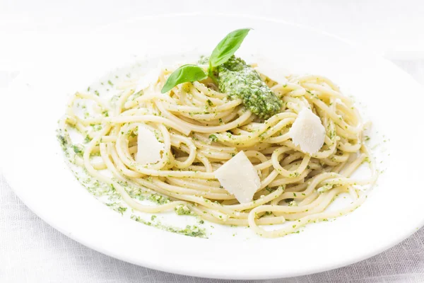 Spaghetti z zielonym pesto — Zdjęcie stockowe