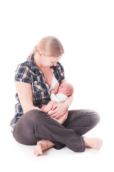 Matka své dítě breastfeeds — Stock fotografie