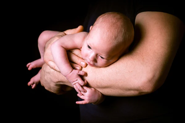 婴儿父亲的手上 — 图库照片