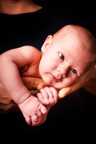 Baby op vaders handen — Stockfoto