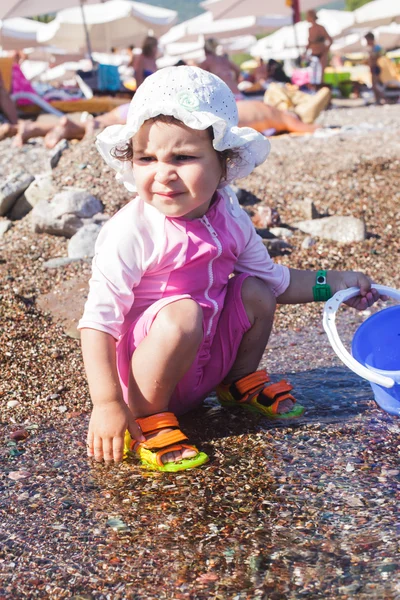 Babyspiel an der Küste — Stockfoto