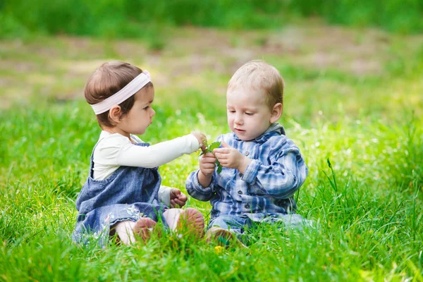 Niños al aire libre — Foto de Stock