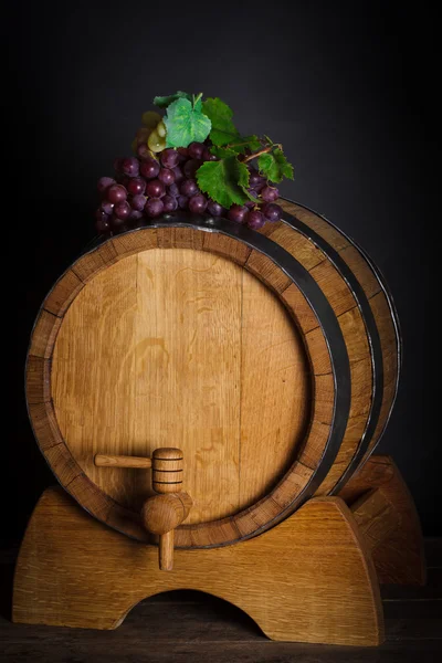 Grapes on wooden barrel — Stock Photo, Image