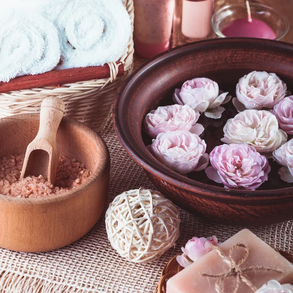 Spa met rozen — Stockfoto