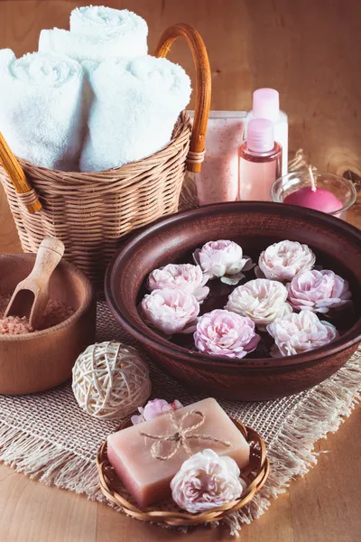 Spa met rozen — Stockfoto
