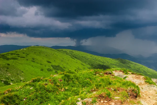 Буря в горах — стокове фото