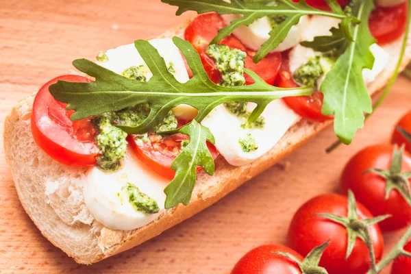 Panino con mozzarella — Foto Stock