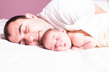 Baba ile bebek uyur
