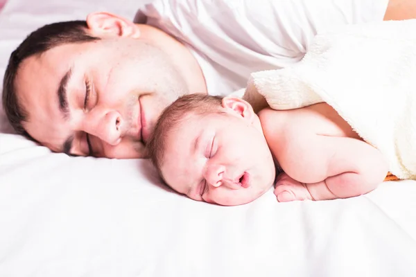 Baby sleeps with dad — Stock Photo, Image