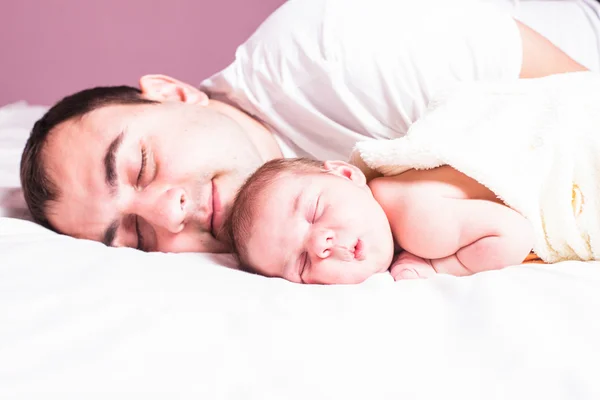 Baby slaapt met papa — Stockfoto