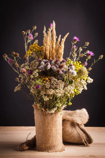 Wilde bloemen in een vaas — Stockfoto