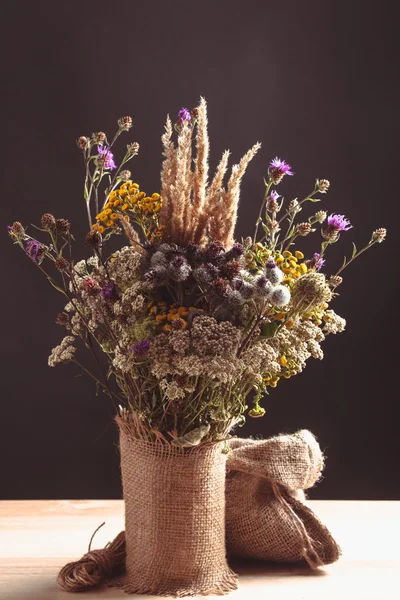 Wilde bloemen in een vaas — Stockfoto