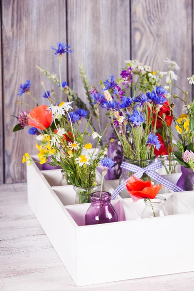 Vadvirágok-palackok — Stock Fotó