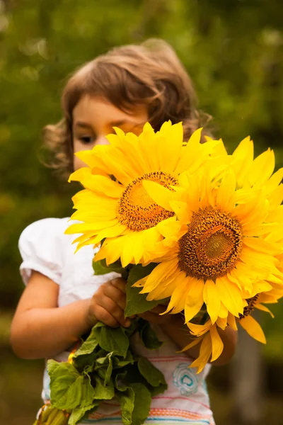 Mädchen im Garten — Stockfoto