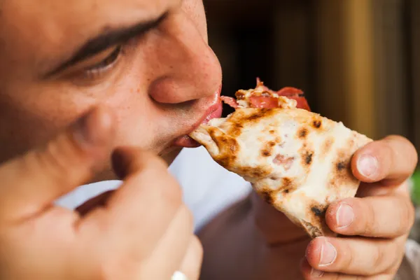 Mangia la pizza — Foto Stock