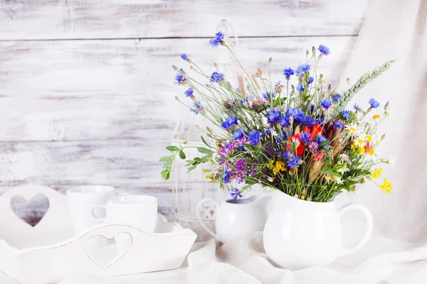 Wildblumen in Flaschen — Stockfoto