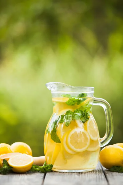 Limonada en la jarra —  Fotos de Stock
