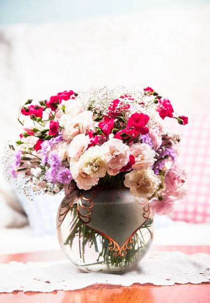 Masanın üzerine çiçek buketi — Stok fotoğraf