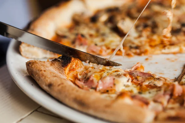 Äter pizza — Stockfoto