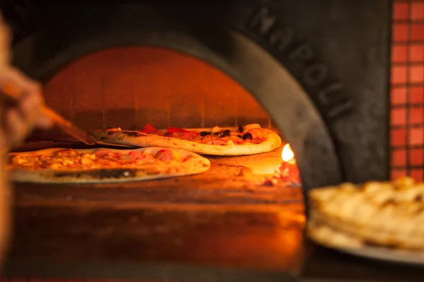 Cocción de pizza — Foto de Stock