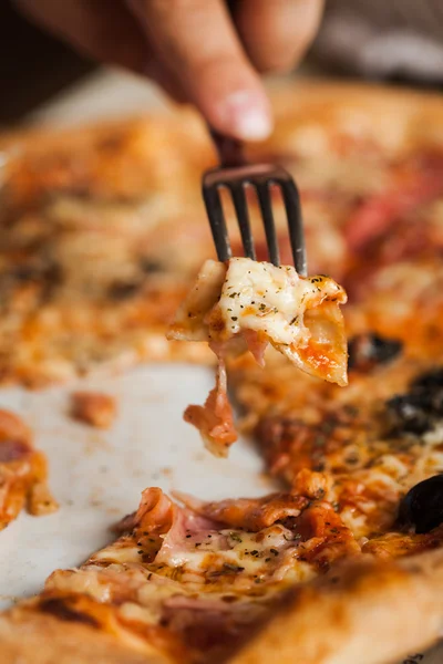 Eten van pizza — Stockfoto