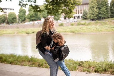 Anne ve kızı rıhtımda yürürken eğleniyor.