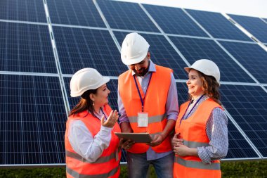 Elektrik santralindeki genç işçilerin koordineli çalışmaları.