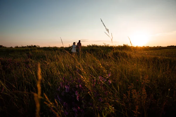 Härligt par promenader på sommarfältet — Stockfoto