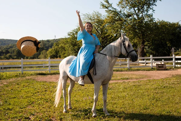 Die Frau stellt ihre psychische Gesundheit wieder her, indem sie ein Pferd reitet — Stockfoto