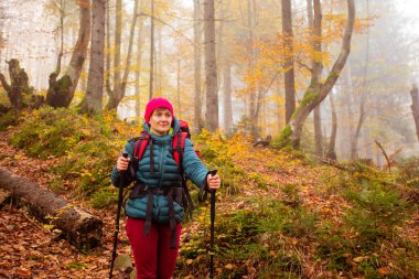 Güzel sonbahar ormanlarında yürüyüş yapan aktif bir kadın.