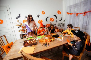 Sonbahar tatili hazırlıkları çocuklarla el işi yapıyor.