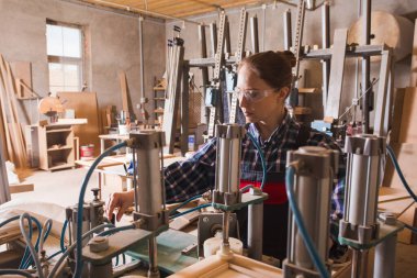 Tecrübeli bir kadın marangoz marangoz. Mobilya üretimi