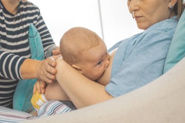 Emzirme danışmanı sorunların üstesinden gelmek için genç anneyi destekliyor