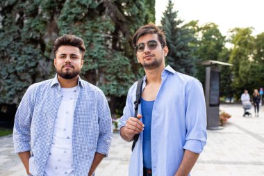 Arka koltukta oturan iki Hintli öğrenci..