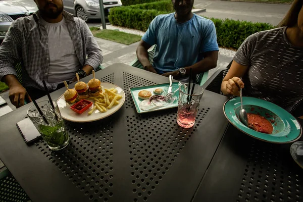 Joyeux jeunes amis s'amuser tout en parlant dans un café — Photo