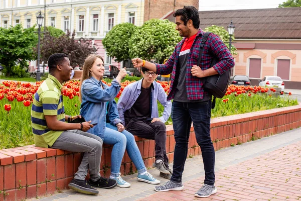 Grupo de amigos felizes na reunião casual do desgaste na rua da cidade — Fotografia de Stock