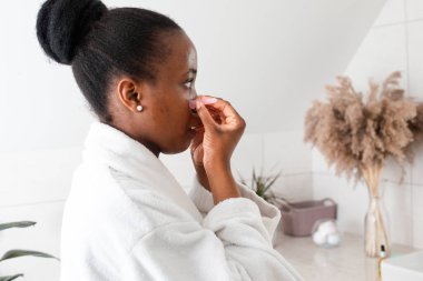 Yüz gerdirme tedavisi gören genç bir kadın.