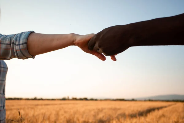 多元文化的概念。黑人男人和白人女人的手 — 图库照片