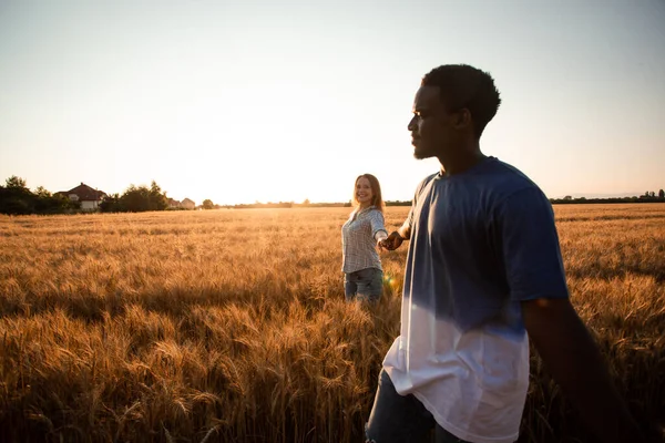 Casal romântico caminhando no campo de grãos de verão — Fotografia de Stock