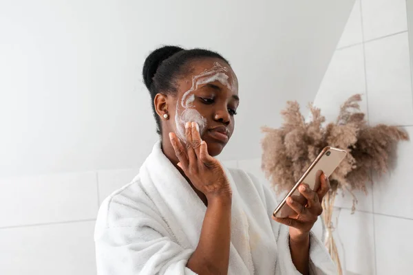 Kobieta uprawniona do wykonywania zabiegów pielęgnacji skóry w domu — Zdjęcie stockowe