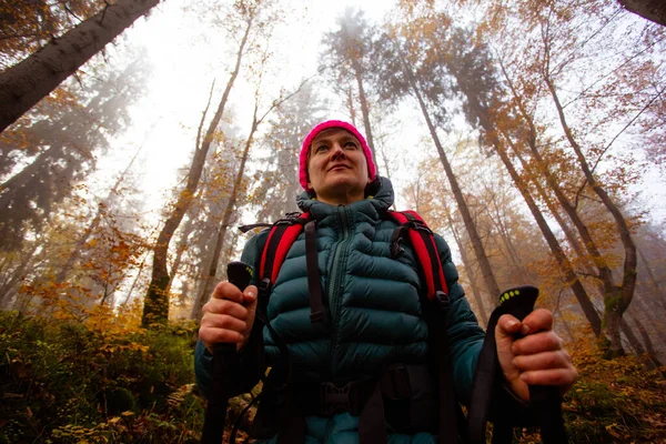 Donna attiva escursioni nella bellissima foresta autunnale — Foto Stock