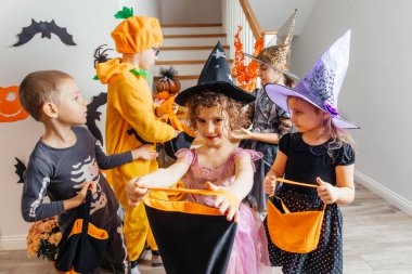 Cadılar Bayramı şekeri bekleyen bir grup çocuk.