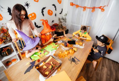 Sonbahar tatili hazırlıkları çocuklarla el işi yapıyor.