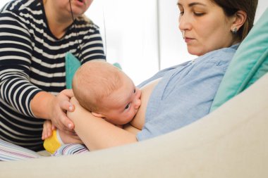 Emzirme danışmanı sorunların üstesinden gelmek için genç anneyi destekliyor