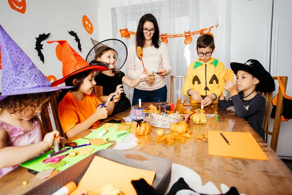 A hagyományos Halloween dekorációk előkészítése kisgyermekekkel — Stock Fotó