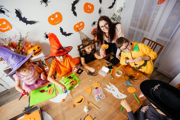 Förberedelser för höstlovet gör hantverk med barn — Stockfoto