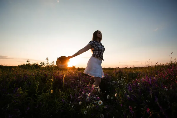 Весела і грайлива молода жінка, що бігає в літньому полі — стокове фото