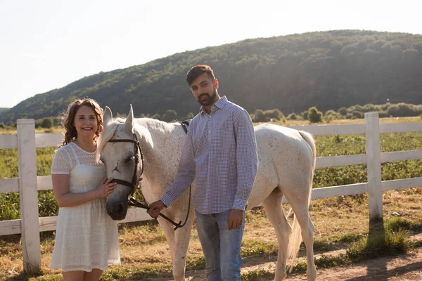 Paar spaziert im Sommer auf der Ranch — Stockfoto